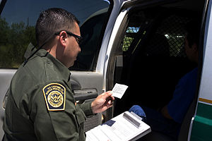 Een agent van de grenspatrouille leest de Miranda-rechten voor aan een verdachte