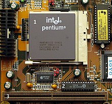 Un procesor Pentium în interiorul unui computer  