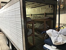 Overleden in een 16 m "mobiel mortuarium" buiten een ziekenhuis in Hackensack, New Jersey in april 2020.  