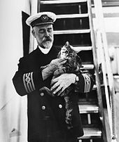 Il capitano A. J. Hailey con il suo gatto sulla RMS Empress of Canada, 1922.