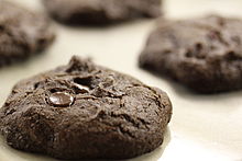 Ciasteczka z kawałkami czekolady z dodatkiem karobu w proszku zamiast kakao w proszku