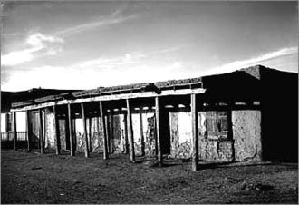 A casa de três quartos de Carson em Taos, Novo México. Ele se encontrava freqüentemente com os nativos americanos sob sua supervisão aqui. A fotografia foi tirada por volta de 1900.