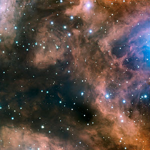 O mică parte din nebuloasa de emisie NGC 6357. Ea strălucește cu roșul caracteristic unei regiuni H II.