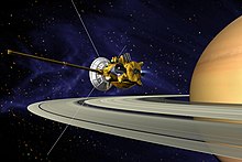Tekening van Cassini in een baan om Saturnus  