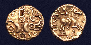 zlatá mince Catuvellauni, ražená kolem roku 20 př. n. l. v St Albans.  