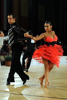 Een volwassen koppel danst op Latin danswedstrijden in Oostenrijk.  