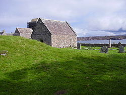 Kapel og gravhøj - kongernes gravsted på Iona. Mange skotske, irske og norske konger er begravet her