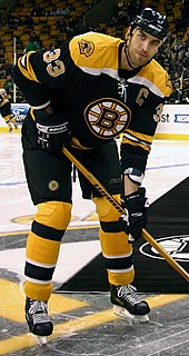 Zdeno Chara spillede for Ottawa Senators i 2002-03 og Boston Bruins i 2013-14.  
