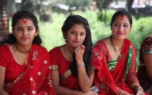 Indo-Aryaanse Pahadi (heuvelachtige) vrouwen van Khas groep in Hindoe outfit  