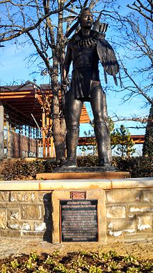 Skulptur av en stiliserad Chickasaw-krigare från 1700-talet av Enoch Kelly Haney på Chickasaw Cultural Center i Oklahoma.  