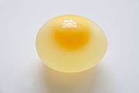 Huevo de gallina sin cáscara de huevo.
