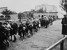 Joodse kinderen die naar het vernietigingskamp Chełmno worden gestuurd  