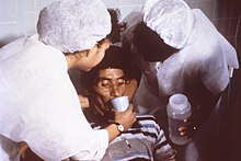 Las enfermeras tratan a un paciente con cólera en 1992  