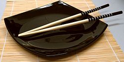 Japanse eetstokjes op een schotel