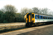 Un tren de la clase 156 de First North Western British Rail en la estación de Romiley Junction, cerca de Manchester, en el año 2001. Lleva los antiguos colores de Regional Railways.  