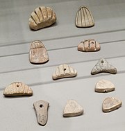 Счетоводни жетони, изработени от глина, от Суза, периода Урук, около 3500 г. пр.н.е. Отдел "Източни антики", Лувър.  