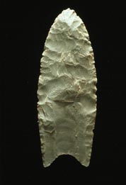 用剥落法制作的克洛维斯弹头（即用鹿角或木锤在每个面的两边剥落）， 图片由弗吉尼亚州历史资源部提供。