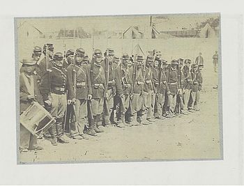Co C 110. Pennsylvania jalaväeüksus pärast Fredericksburgi lahingut Va. Suurepärane foto, millel on kujutatud liidu armee valge teemandikujuline III korpuse märk mütsidel.