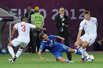Alessandro Diamanti (blauw 22) pakt Steven Gerrard (wit 4) aan op Euro 2012.