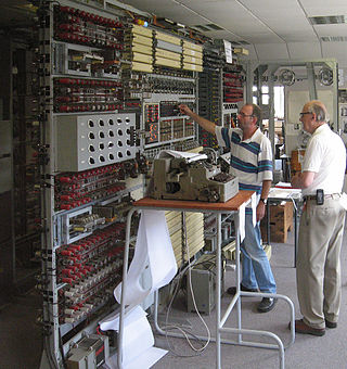 Pada tahun 2006, Tony Sale (kanan) yang bertanggung jawab. Mereka memecahkan pesan yang disandikan dengan mesin yang sudah selesai. Sejak tahun 1994 timnya telah membangun komputer Colossus baru di Bletchley Park.