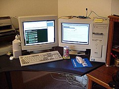 Personal computer met twee monitoren.  