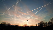 Sky over Frankfurt am Main, January 2012: Such contrails are interpreted as "chemtrails" by representatives of the conspiracy theory.
