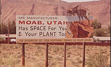 Apgabala sponsorēta zīme, kas popularizē ražošanu Moabā 20. gadsimta 70. gadu sākumā.