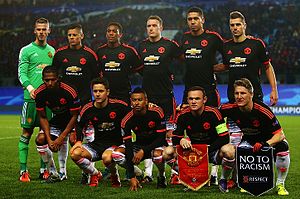 Hráči Manchestru United pózujú na fotografii pred zápasom proti CSKA Moskva 21. októbra 2015. Horný rad: David De Gea, Marcos Rojo, Anthony Martial, Phil Jones, Chris Smalling a Morgan Schneiderlin. Dolný rad: Antonio Valencia, Ander Herrera, Jesse Lingard, Wayne Rooney a Bastian Schweinsteiger.