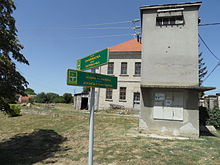 Cartello stradale a Dalj, Croazia, che mostra i nomi delle strade in croato e serbo