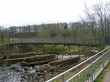 De gedeeltelijke 'hangbrug' over de Dean Ford, aan het Kilmarnock Water.  