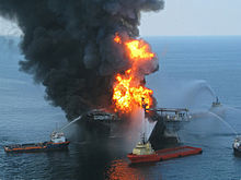 La plate-forme pétrolière Deepwater Horizon après l'explosion en 2010.