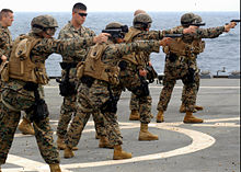 Marines estadounidenses asignados a la 2ª Compañía del Equipo de Seguridad Antiterrorista de la Flota  