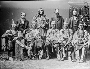 Delegácia dôležitých vraních náčelníkov, 1880. Zľava doprava: Starý Vran, Medicine Crow, Dlhý Los, Plenty Coups a Pretty Eagle.