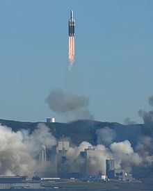 Raketa Delta IV Heavy s přísně tajným špionážním satelitem NROL-49 startuje z Vandenbergovy letecké základny v Kalifornii.  