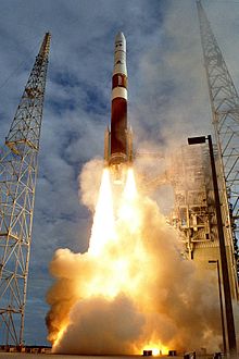 De Delta IV Medium+ (4,2) met de GOES-N satelliet stijgt op vanaf Cape Canaveral Air Force Station in Florida.  