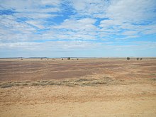 Deșertul de la est de Birdsville, Australia. Australia are, de asemenea, o populație foarte mică, deoarece terenul său nu poate fi folosit pentru agricultură pentru a produce prea multă hrană pentru a susține o populație mai mare.  
