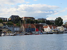 Buildings in the style of heritage architecture or Bedre Byggeskik, here on Marienberg, characterize the upper silhouette on the west bank. Below, the museum harbour and the Kompagnietor at the ship's bridge (2013).