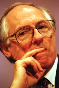 Donald Dewar, mantan pemimpin Partai Buruh Skotlandia, dan Menteri Pertama Skotlandia dari tahun 1999 hingga 2000