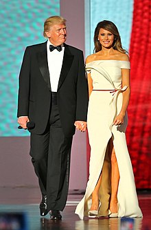 Melania Trump, virallisesti Yhdysvaltain ensimmäinen nainen miehensä kanssa virkaanastujaistanssiaisissa 20. tammikuuta 2017.  