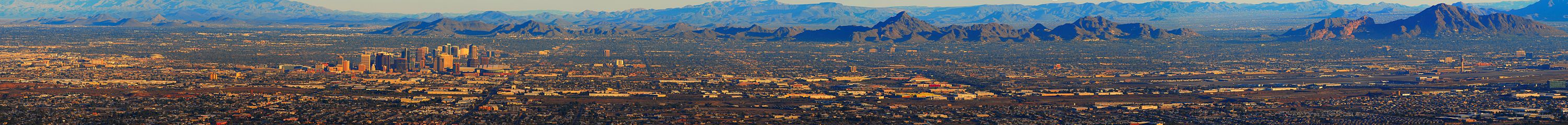 Een panoramisch uitzicht op Phoenix vanaf de South Mountain Range, winter 2008  
