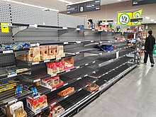 Недостиг на храни в супермаркет в Мелбърн.  