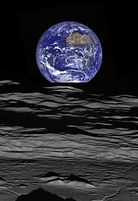 Pământul văzut de pe Lună (imagine compozită; octombrie 2015)  