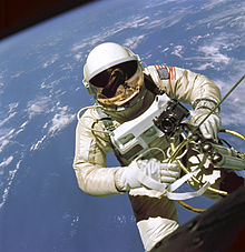 Astronautas Edas White'as per "Gemini 4" (1965 m. birželis) pirmą kartą išeina į atvirą kosmosą.