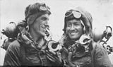 Edmunds Hillari un Tenzings Norgajs ceļā uz Everesta kalnu 1953. gada 29. maijā.