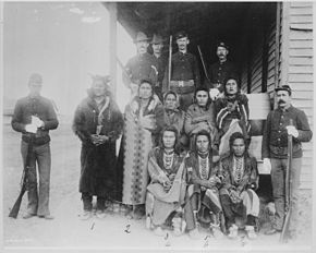 "Acht Crow gevangenen onder bewaking bij Crow agentschap, Montana, 1887"