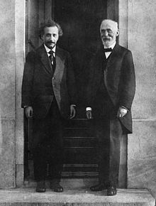 Albert Einstein a Hendrik Antoon Lorentz, vyfotografovaní Ehrenfestem před jeho domem v Leidenu v roce 1921.  