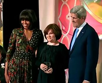 Elena Milashina koos USA välisministri John Kerry ja First Lady Michelle Obamaga. 8. märts 2013