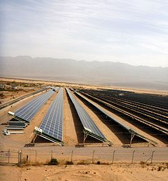 Solární pole v kibucu Elifaz v Izraeli.