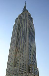 L'Empire State Building, New York City, un famoso grattacielo.