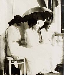 Ultima fotografie cunoscută a Alexandrei. Olga este în stânga, iar Tatiana în dreapta